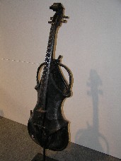 鉄製ヴァイオリン