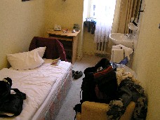 部屋。見ての通り、狭い 部屋。見ての通り、狭い