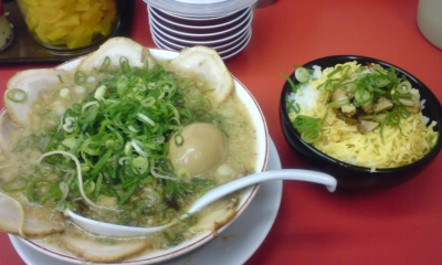 特製醤油油肉玉入りラーメンとチャーシュー丼